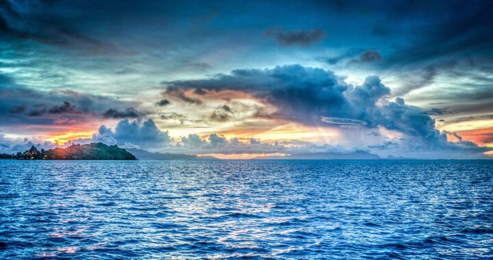 Bora Bora See mit Sonnenuntergang und Insel